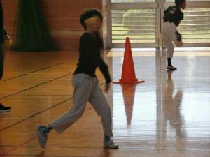 ボールを遠くに投げる様子(高学年)