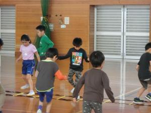 枠を踏まずにステップを踏む様子