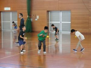 小さいボールをドリブルする様子