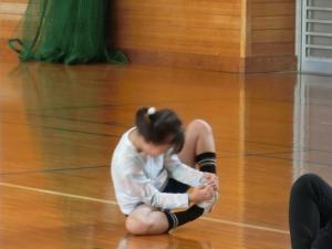 身体を小さくしながら揺らす運動(高学年)