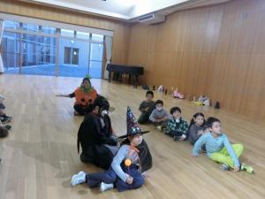 先生の話に聞き入る子どもたち