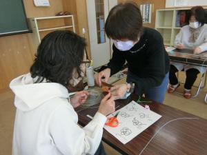 先生から丁寧に指導を受けます