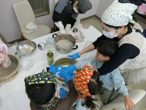 みんなで芋を擦りました