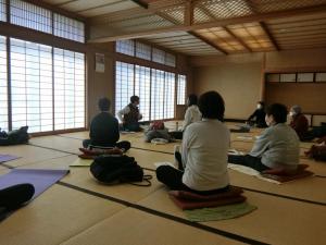 先生の話を聞く参加者の様子