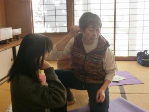 耳ツボ押しの指導の様子