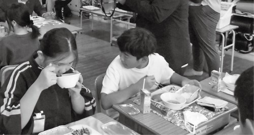 学校給食の様子