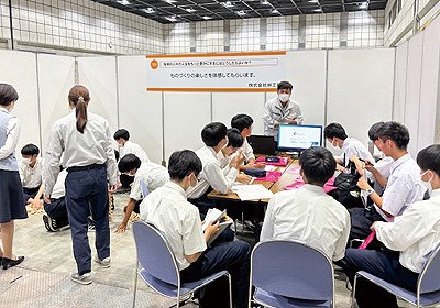高校生を対象とした合同説明会での職業紹介ブース