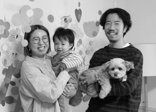 左から、悠里(ゆうり)さん、樂(がく)さん、友浩(ともひろ)さんと愛犬の「ぽて」