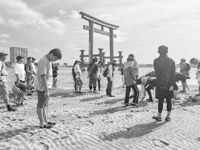 赤いシンボルタワーが立つ弁天島の「いかり瀬」での「島一周ごみ拾い」の活動