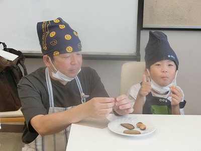 燻製を食べる様子