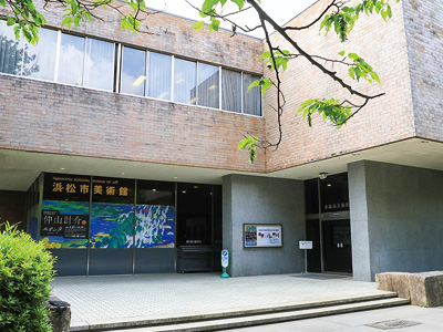 新たな整備に向けた検討が進められている現在の美術館（中央区松城町）