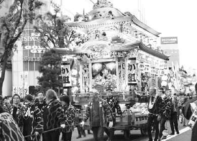 市中心部での御殿屋台の引き回しが4年ぶりに復活