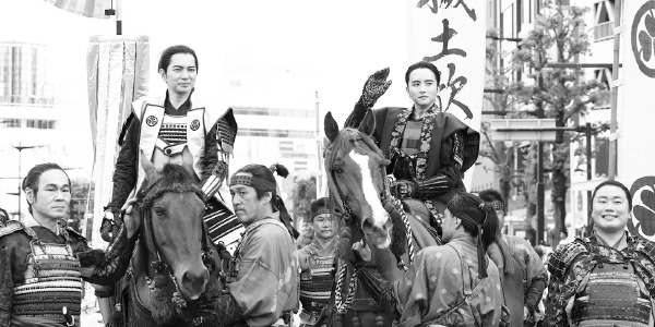 左から  甲本 雅裕さん、  松本 潤さん（馬上）、  板垣 李光人さん（馬上）、  岡部 大さん