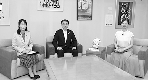 浜松市長 中野祐介(中央)、教育長 野秋愛美(左)、井川絵美さん(浜松市在住、タレント)