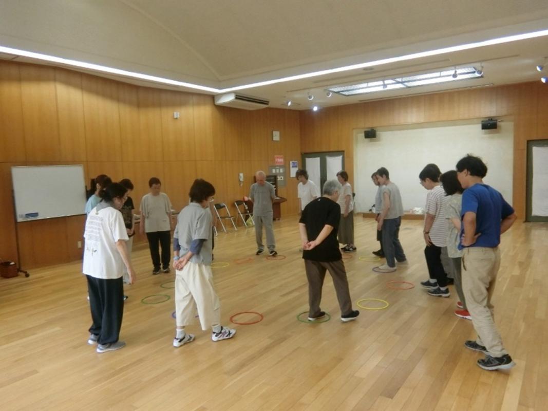 踊る様
