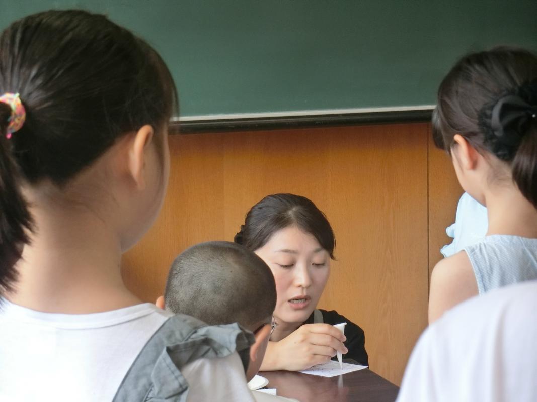 教えている様子
