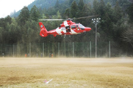 着陸する消防ヘリコプター