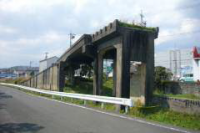 写真：天竜浜名湖線金指駅西方に残る跨線橋（立体交差の跡）