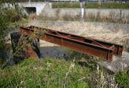 写真：奥山駅付近に残る奥山線の橋脚と橋桁
