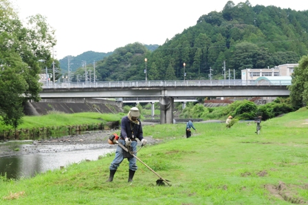 川の掃除を始める人たち