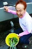 井戸水で野菜を洗う人