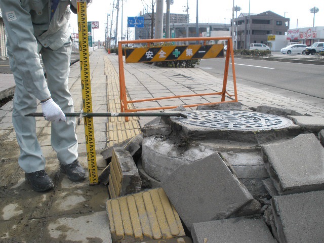 写真：東日本大震災で液状化により浮上した仙台市のマンホール