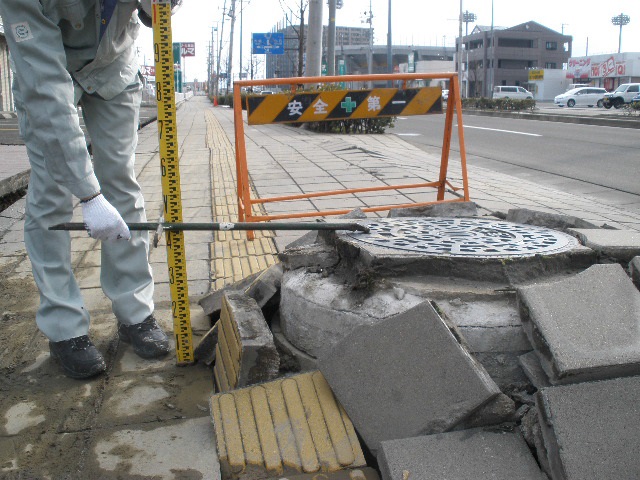 写真:東日本大震災で液状化により浮上した仙台市のマンホール