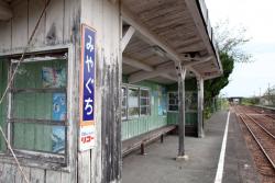 画像　宮口駅プラットホームと待合室