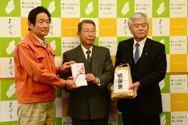 感謝米の贈呈を受ける天竜森林組合の和田組合長