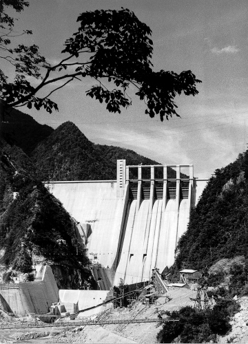 佐久間ダムの建設は、アメリカの大型土木機械を使って工事を行うという、当時としては画期的な試みだった。