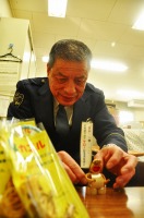 竹のお守りを作る人