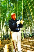 筍を手にする人