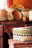 使い込まれた竹籠の数々