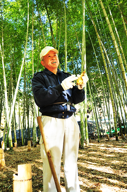 筍を手にする人