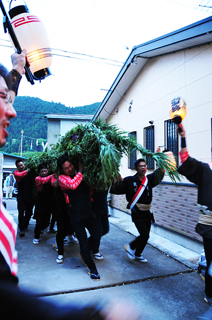 勢いよく竜を担いで走り出す男衆