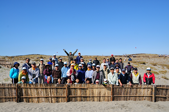 中田島砂丘で堆砂垣を完成させた人たち