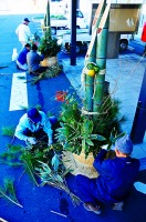 区役所の玄関前で門松を建てる人たち