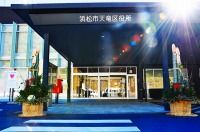 朝陽に照らされた門松