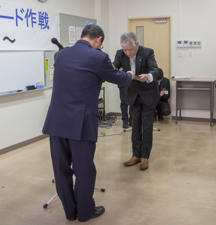 感謝状を受け取る今宿会長