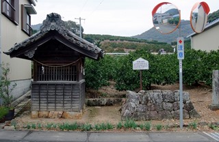 街かどの秋葉山常夜燈鞘堂