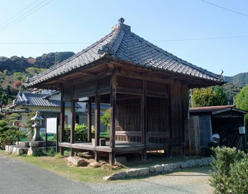 街道沿いのお堂