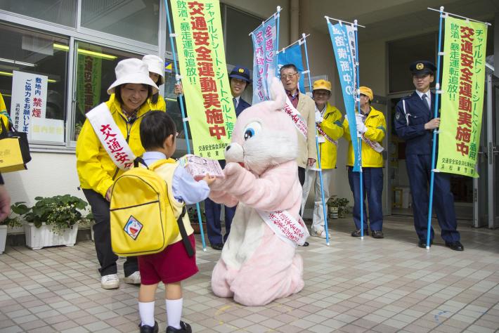 啓発品を受け取る新入園児