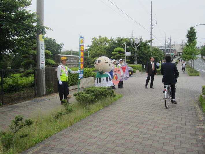 正門前でマナー向上を呼び掛けました