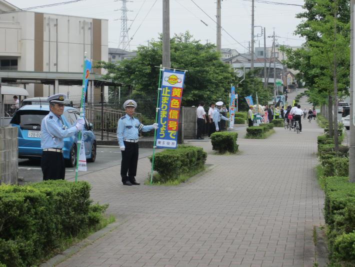 のぼり旗を持って街頭広報を行いました