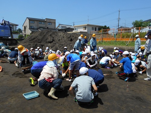 高塚遺跡／発掘体験の様子