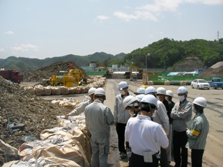 大槌町の災害廃棄物を現地視察する住民1