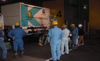 災害廃棄物を搬入するコンテナの放射線量を測定する様子