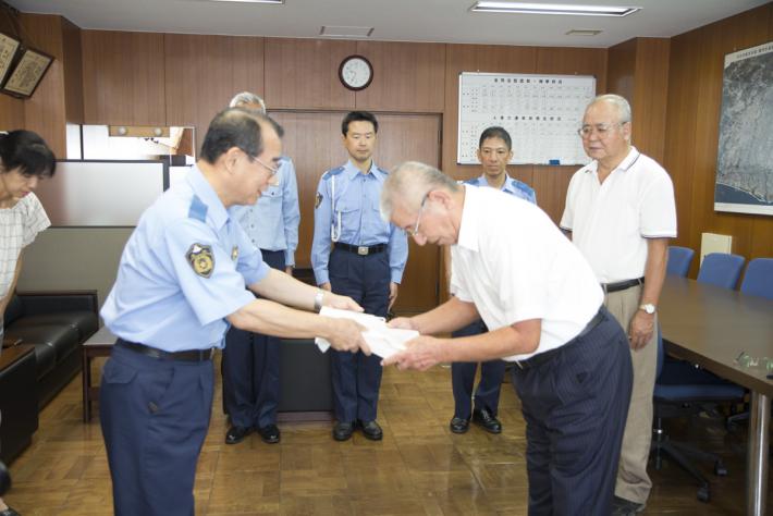 和田地区自治会連合会の斎藤国弘副会長から口山修署長に渡されました