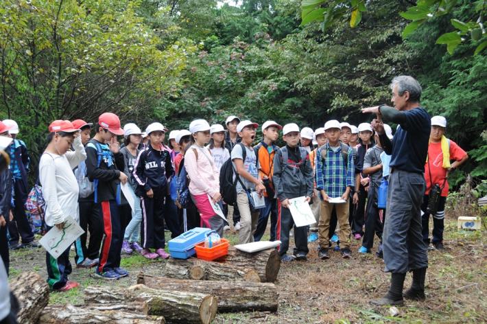 シイタケの栽培について説明を受ける児童たち