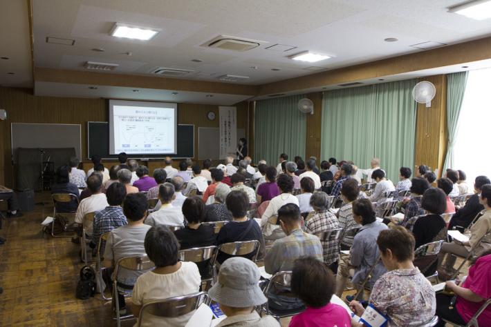 講義を聞く多くの参加者